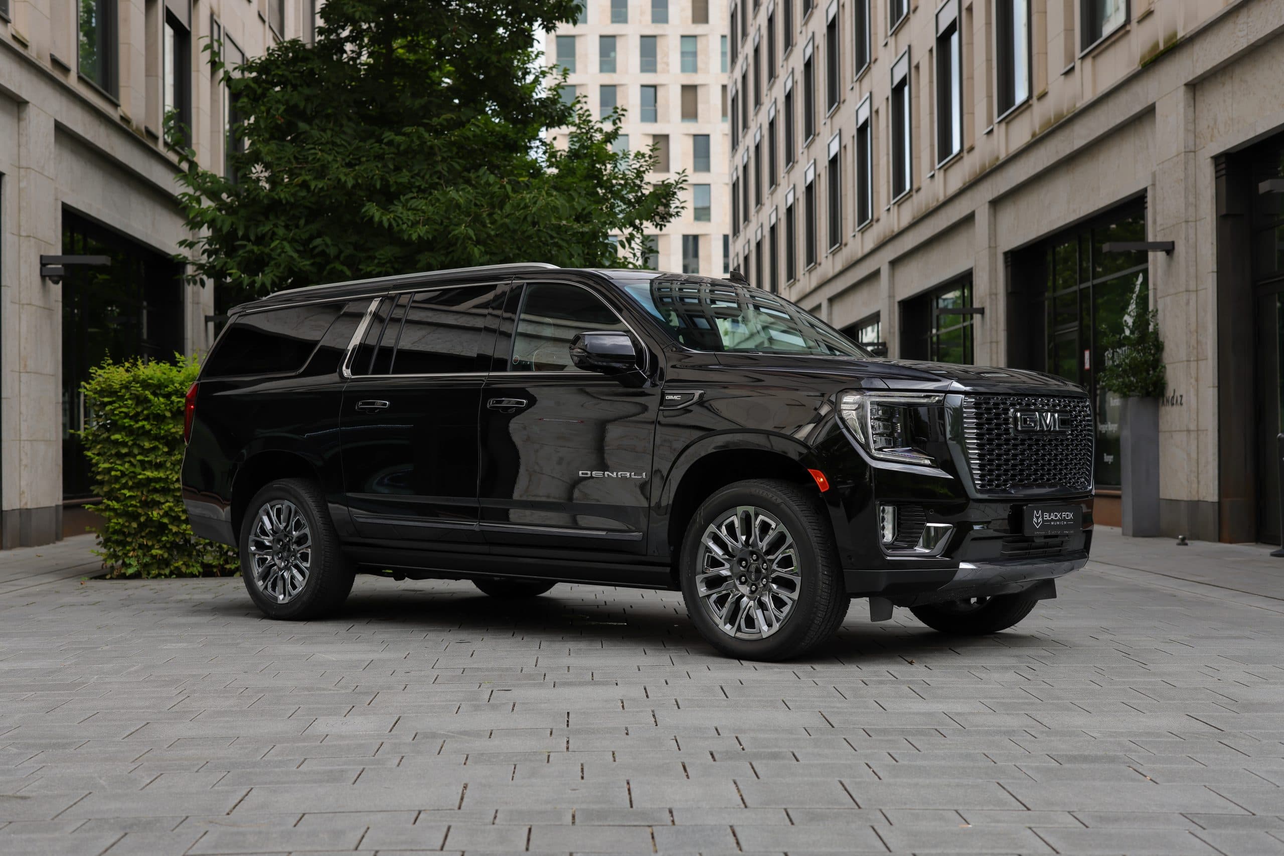 GMC Yukon Denali, Saaf Sky Limo
